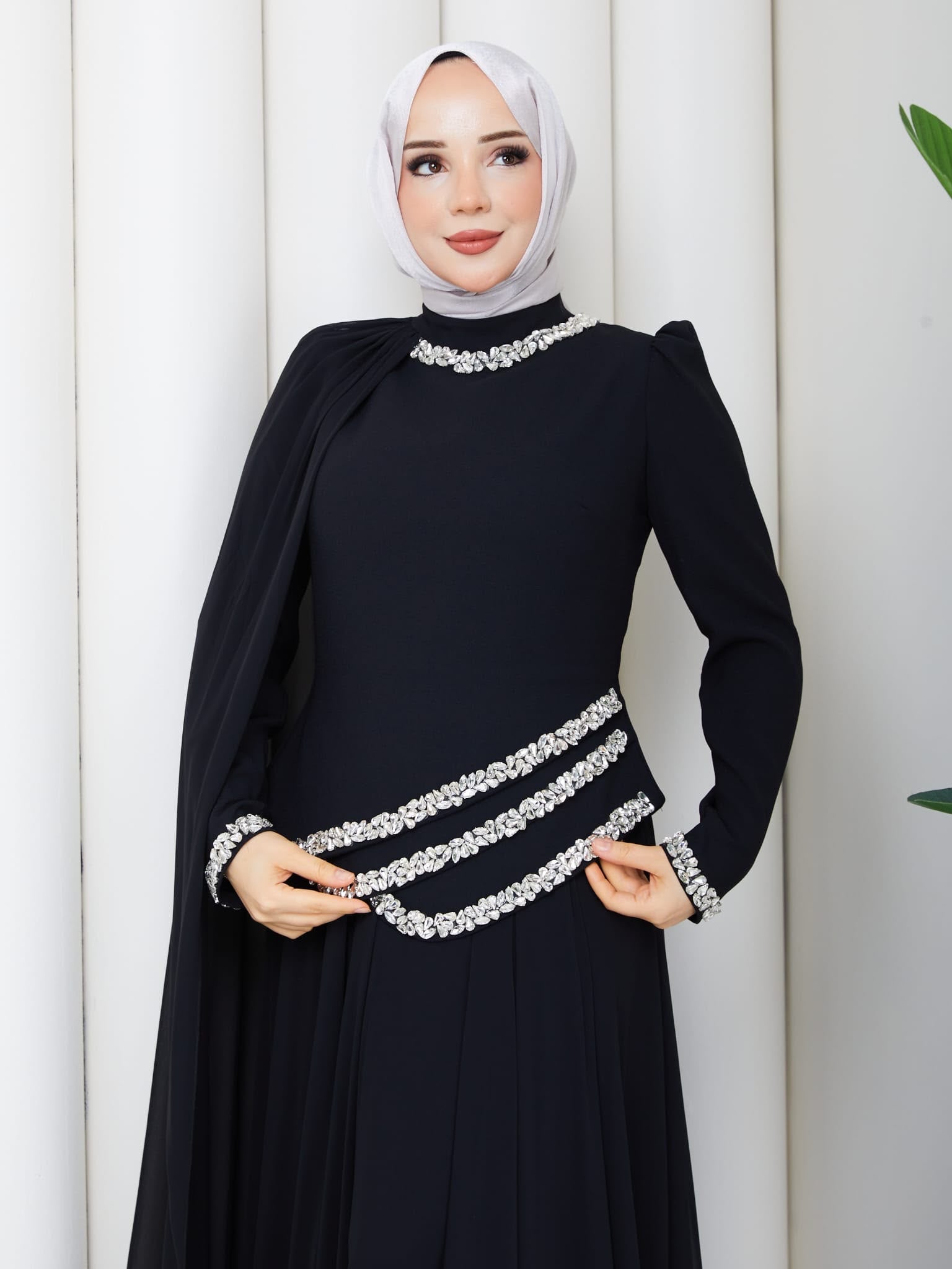 Taş Detaylı Şifon Pelerinli Abiye-SİYAH